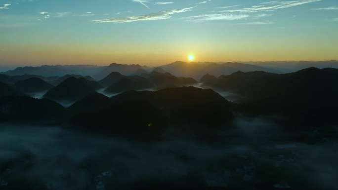 清晨的山脉美丽景色的鸟瞰图