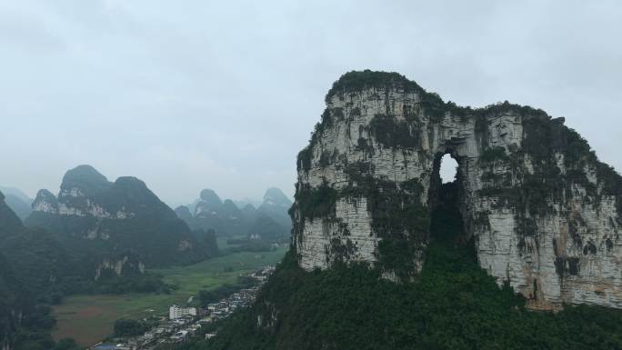 广西崇左穿山溶洞自然风光