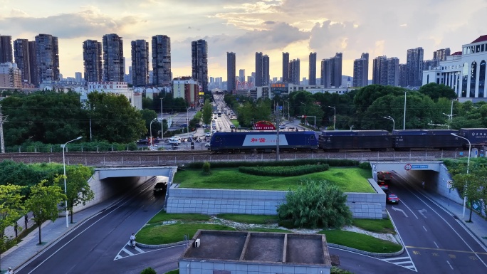火车在城市中穿梭