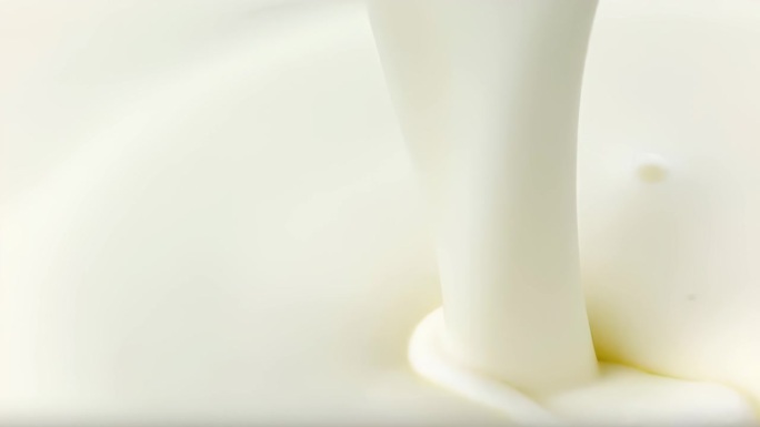 浓厚的牛奶倾倒，浓稠的牛奶，奶油，酸奶效果。浓稠、奶油般的液体以令人满意的粘稠流动倾倒。4K食品背景