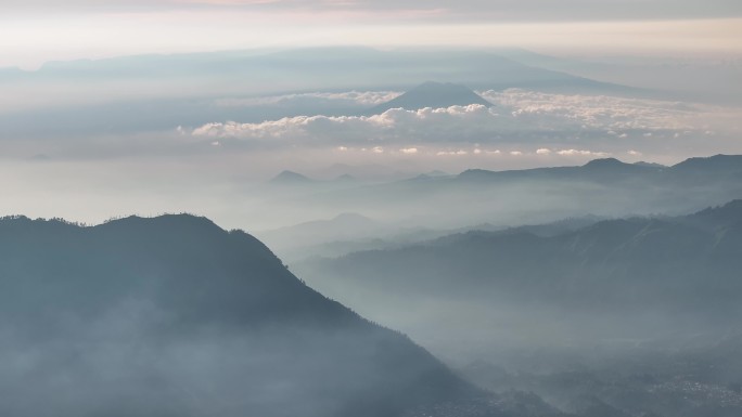云雾缭绕的山峦
