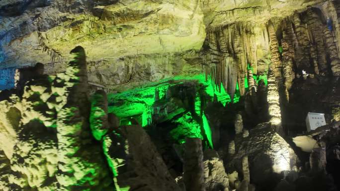 光影交织的地下世界