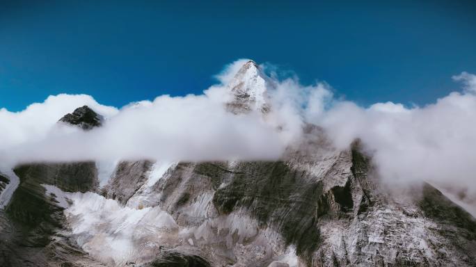 云雾缭绕的壮丽山峰