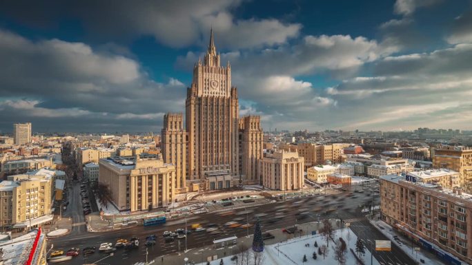 阳光明媚的日子，莫斯科市著名的城市环形建筑前的交通街道，屋顶全景4K延时摄影，俄罗斯。