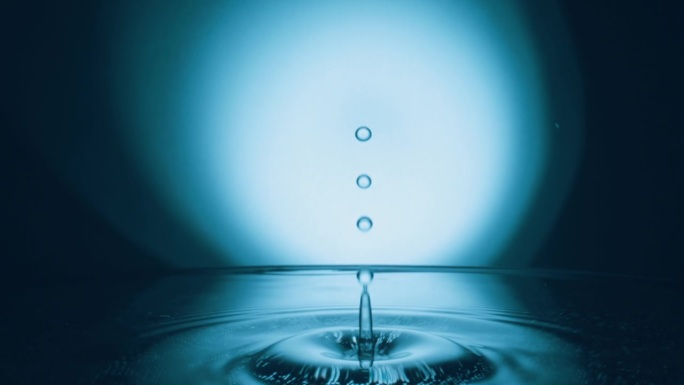 水滴溅入平静的水面，慢动作。
