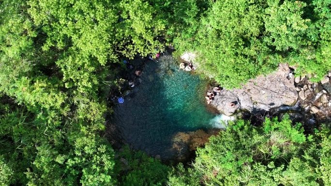 山间清泉的自然风光清澈溪流