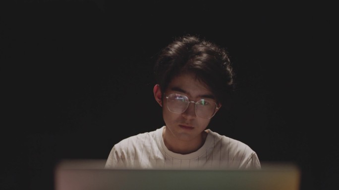 男生看电影 记笔记