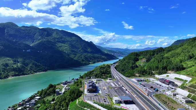 山水间的壮丽高速公路龚滩乌江百里画廊