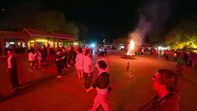 新疆木垒：月亮地村篝火映亮百年古村！