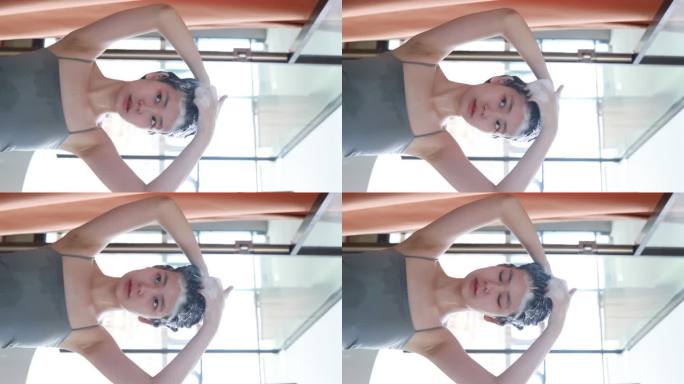 美女模洗头沐浴冲秀洗发露水泡沫清洁展示