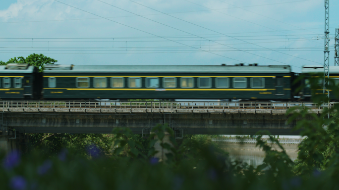 绿皮火车经过带LOG源文件