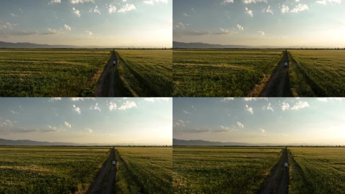 放松的男人在户外度过时光。