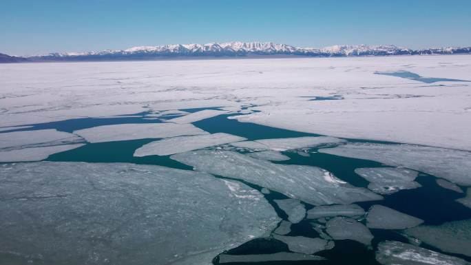 大美新疆赛里木湖冰面融化景观航拍