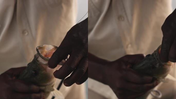 在黎明时分，渔民在卡富河解钩鱼。