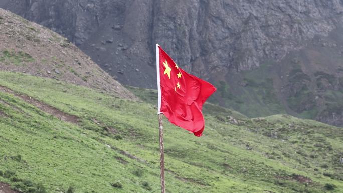 山间飘扬的五星红旗