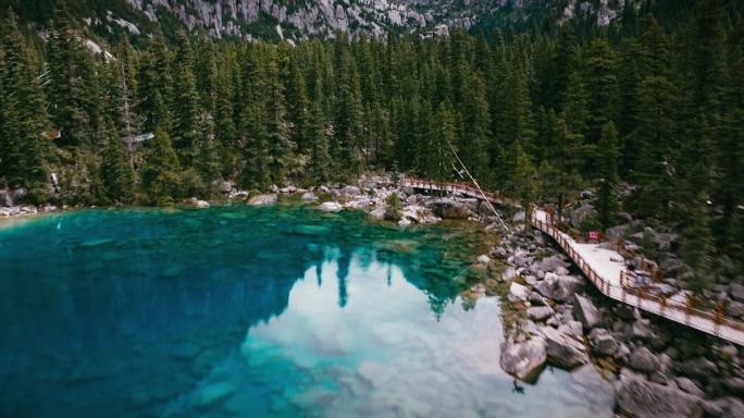 康珠拉错碧绿湖水