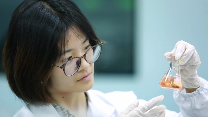 科研人员实验操作