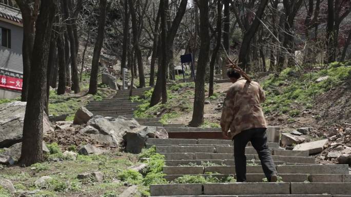 山间挑山工挑担上阶梯的行人