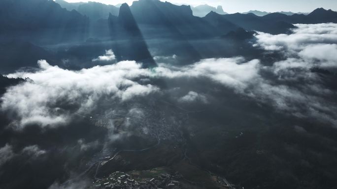 航拍日出下云雾缭绕的甘南扎尕那自然风光