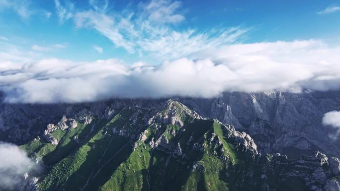 蓝天白云阳光下甘南扎尕那高耸的山峰