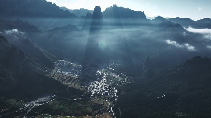 航拍日出下云雾缭绕的甘南扎尕那自然风光