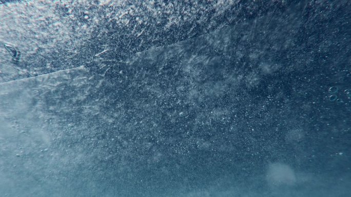 薄薄的春季融冰特写，随着水流移动。