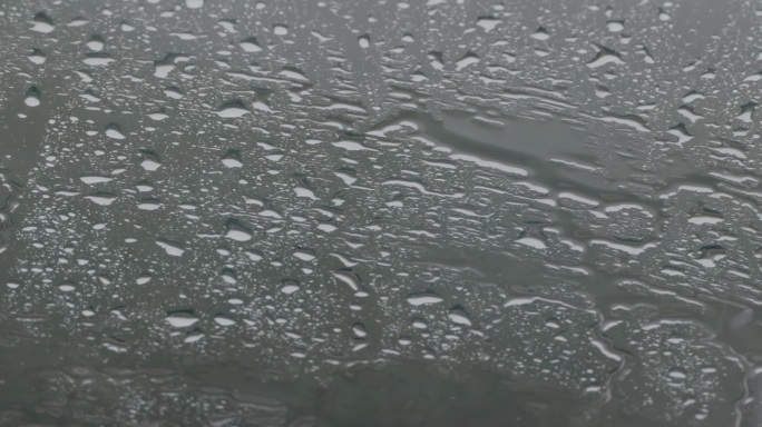 雨滴落在汽车玻璃上