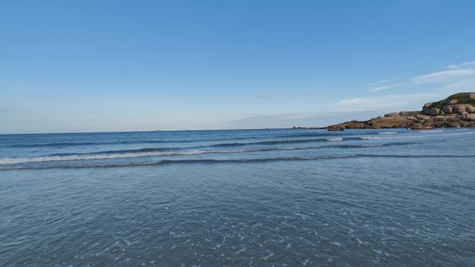 海岸礁石与海浪的交织