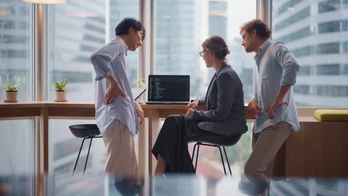 创业团队正在进行编码策略的头脑风暴会议。