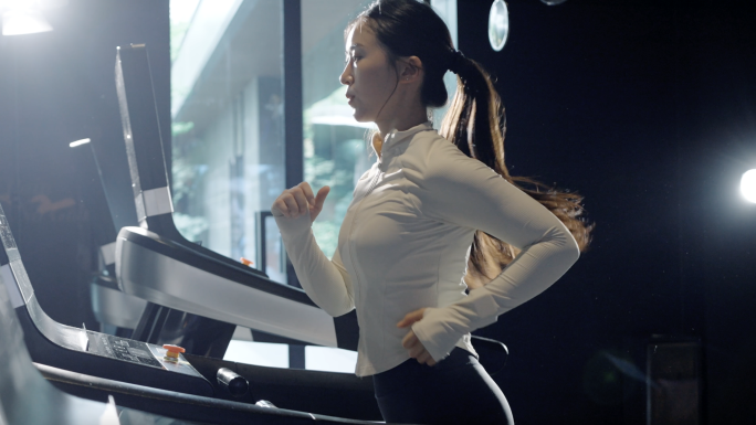 女生运动锻炼健身房跑步机健身