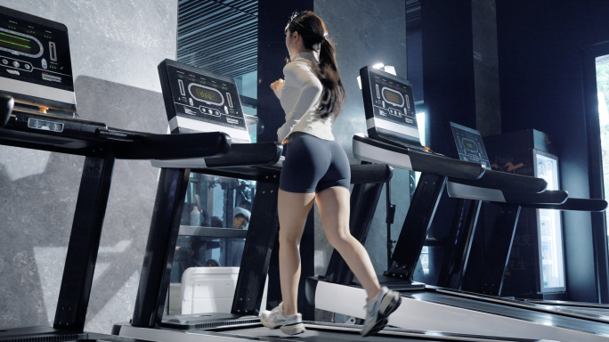 女生运动锻炼健身房跑步机健身
