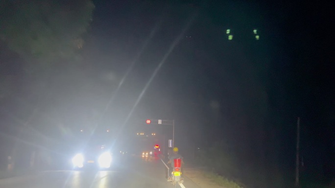 小车夜间在国道行驶
