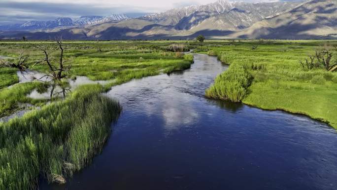 山脉下的河流湿地风光