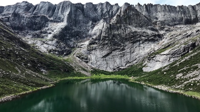 航拍蓝天白云下莲宝叶则山谷中的扎尕尔错湖