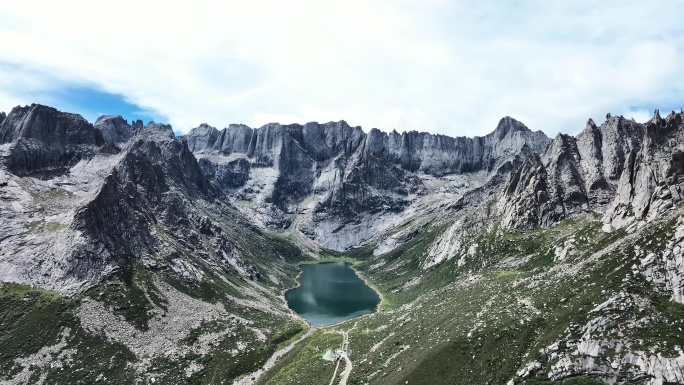 航拍蓝天白云下莲宝叶则山谷中的扎尕尔错湖