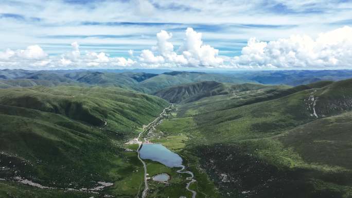 航拍蓝天白云下的四川莲宝叶则群山风光