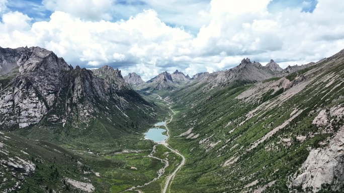 航拍蓝天白云下的四川莲宝叶则群山风光
