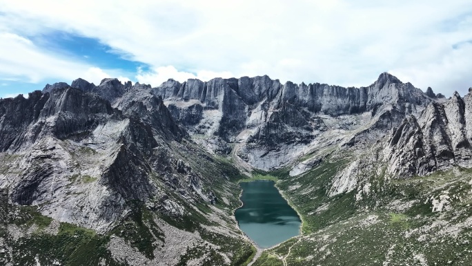 航拍蓝天白云下莲宝叶则山谷中的扎尕尔错湖