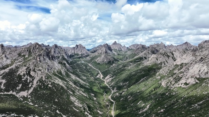 航拍蓝天白云下的四川莲宝叶则群山风光