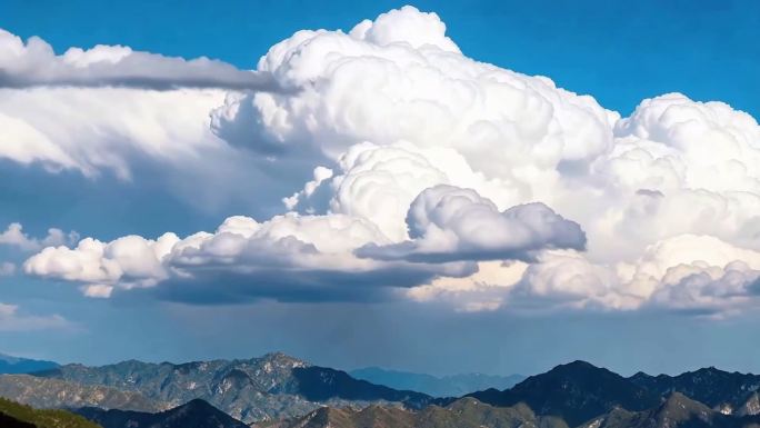 连绵山脉与天空云朵交织