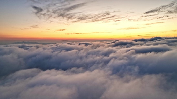 云层之上的金色黎明