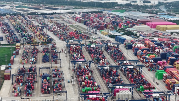 繁忙的集装箱码头鸟瞰