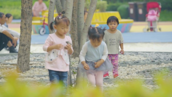 小区滑梯儿童玩耍区父母带娃户外活动童年