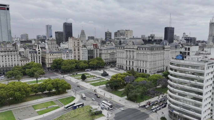 无人机飞向位于阿根廷布宜诺斯艾利斯的自由宫，周日文化中心多明戈·福斯蒂诺·萨尔米恩托，阴云密布的下午