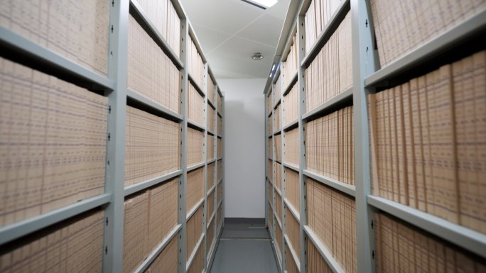 档案室工作人员查阅档案