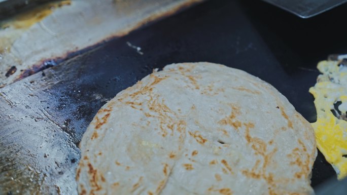 街头美食鸡蛋灌饼制作