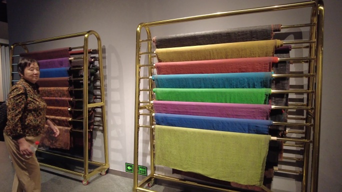 博物馆内的民族服装秀