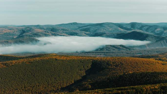 秋日山峦云海航拍