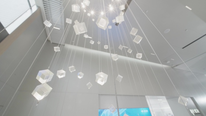 透明方块艺术装置现代展厅水晶吊灯光影效果