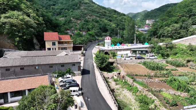 青山环抱邂逅山野村落的静谧风光航拍